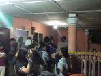 warga-memadati-rumah-kontrakan-korban-pembunuhan-di-gang-harapan.jpg