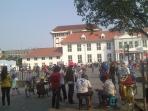 warga-memadati-taman-fatahillah-minggu-1782014_20141121_103114.jpg