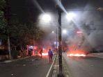 warga-membakar-ban-bekas-dan-memblokir-jalan-ir-h-djuanda-atas-sekitar-terminal-dago.jpg
