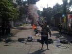 warga-membakar-ban-tutup-akses-jalan-ke-kpad-gegerkalong_20160719_100925.jpg