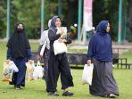 warga-membawa-sembako-murah-pada-kegiatan-safari-ramadan-bumn-2024.jpg