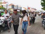 warga-membawa-seorang-pria-yang-dikira-hendak-mencuri-motor.jpg