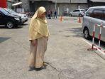 warga-membuktikan-langsung-hari-tanpa-bayangan-yang-diinformasikan-bmkg.jpg
