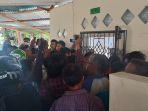 warga-memenuhi-toilet-di-masjid-di-piai-atas-kelurahan-cupak-tangah-pauh-padang.jpg