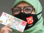warga-memperlihatkan-uang-kertas-baru-pecahan-rp-75000_20200818_144803.jpg