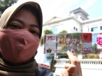 warga-memperlihatkan-uang-kertas-baru-pecahan-rp-75000_20200818_144842.jpg
