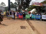 warga-memprotes_20170611_020212.jpg