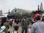 warga-menaiki-sejumlah-pesawat-yang-dipamerkan-di-Lanud-Husein-Sastranegara-Open-Base.jpg