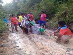 warga-menandu-ibu-hamil-di-sekadau-kalbar.jpg