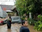 warga-menarik-mobil-yang-sempat-terseret-banjir-di-kaliwates-jember-minggu-912022.jpg