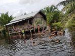 warga-mencari-bocah-diduga-diterkam-buaya.jpg