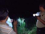 warga-mencari-bocah-hanyut-di-sungai-brantas.jpg