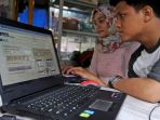 warga-mendaftarakan-diri-untuk-tes-cpns-online_20180926_193619.jpg