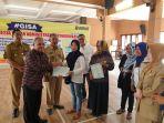 warga-mendapatkan-pelayanan-dokumen-kependudukan111.jpg
