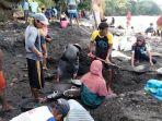 warga-mendulang-emas-di-maluku-tengah_1.jpg