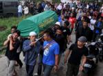 warga-mengantar-jenazah-almarhum-rangga-ke-lokasi-pemakaman.jpg