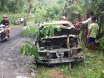 warga-mengerubuti-bangkai-mobil-yabg-terbakar_20171226_184244.jpg