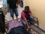 warga-mengevakuasi-jasad-bidan-mh.jpg