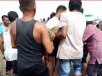 warga-mengevakuasi-jasad-musliadi_20171127_142732.jpg