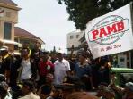 warga-menggelar-unjuk-rasa-di-kantor-dprd-kota-batam_20150513_111404.jpg