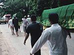 warga-menggotong-jenazah-tiga-orang-keluarga-keracunan-ikan-buntal-di-banyuwangi.jpg