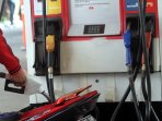 warga-mengisi-bbm-jenis-pertalite_20150802_181846.jpg
