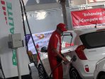 warga-mengisi-bbm-jenis-premium_20150802_182223.jpg