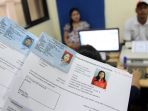warga-mengurus-pembuatan-e-ktp_20171023_221950.jpg