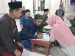 warga-menunaikan-zakat-fitrah-di-musola-miftahul-jannah_20210504_120943.jpg