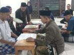 warga-menunaikan-zakat-fitrah-di-musola-miftahul-jannah_20210504_121042.jpg
