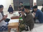 warga-menunaikan-zakat-fitrah-di-musola-miftahul-jannah_20210504_121123.jpg