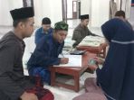 warga-menunaikan-zakat-fitrah-di-musola-miftahul-jannah_20210504_121232.jpg