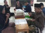 warga-menunaikan-zakat-fitrah-di-musola-miftahul-jannah_20210504_121308.jpg