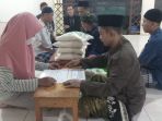 warga-menunaikan-zakat-fitrah-di-musola-miftahul-jannah_20210504_121343.jpg
