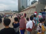 warga-menunggu-mobil_20180927_193603.jpg