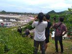 warga-menyaksikan-gelaran-motogp-mandalika-2022-dari-bukit-kuburan-2.jpg