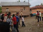warga-menyaksikan-lokasi-kamar-mandi-umum-tempat-kedu_20181020_024159.jpg
