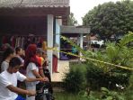 warga-menyaksikan-pengerebekan-terduga-teroris-di-tangsel_20161221_120001.jpg