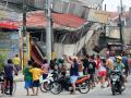 warga-menyaksikan-sebuah-bangunan-yang-hancur-akibat-gempa-di-filipina.jpg