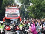 warga-menyambut-meriah-kedatangan-timnas-u-22-indonesia-diarak-keliling-jakarta.jpg