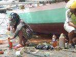 warga-menyuling-tumpahan-solar.jpg