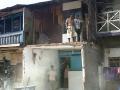 warga-merobohkan-rumah-di-bantara-sungai-ciliwung.jpg