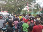 warga-mimika-blokade-jalan-buntut-tewasnya-markus-diduga-dianiaya-aparat.jpg