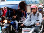warga-mudik-mengunakan-kendaraan-roda-dua-motor_20170624_172802.jpg