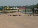 warga-muratara-salat-istisqa-di-tengah-sungai.jpg