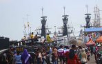 warga-naik-kapal-dewaruci-dalam-naval-open-base-2014_20141202_095950.jpg