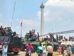 warga-naik-ke-atas-mobil-tempur-tni.jpg