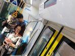 warga-naik-mrt.jpg