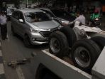 warga-ngamuk-mobilnya-di-derek-dishub_20180405_222759.jpg