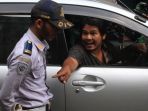 warga-ngamuk-mobilnya-di-derek-dishub_20180405_222854.jpg